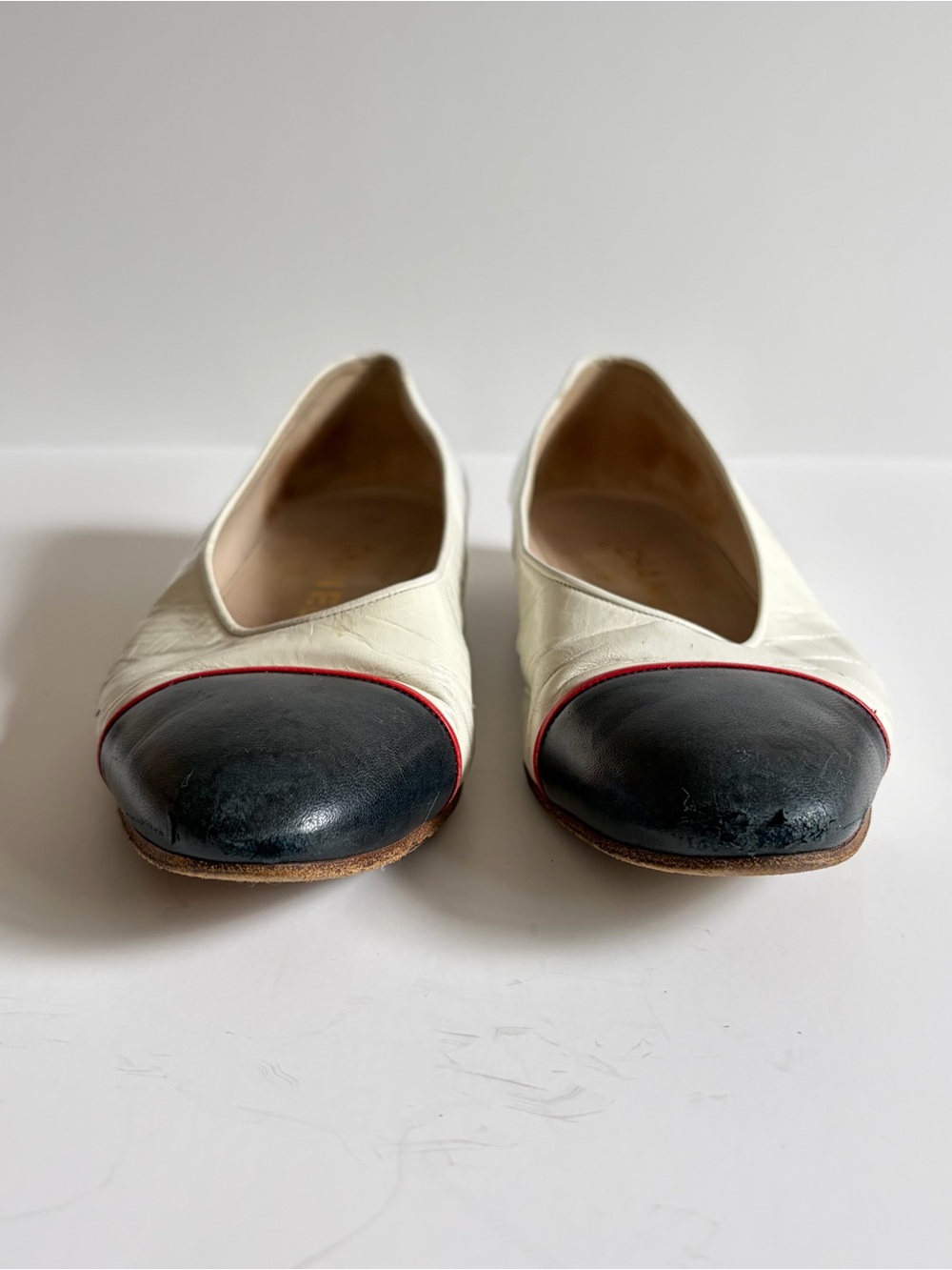 CHANEL Vintage White Leather Ballet Flats with Navy Cap Toe and Red Trim - Picture 3 of 9